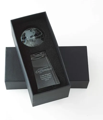Vista 4 de Trofeo grabado – Cristal ejecutivo – Globo señorial en base rectangular – Viene en caja de regalo – Premio para empleados Estilo personalizado
