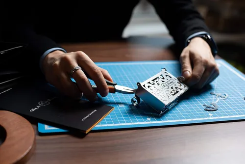 Vista 6 de Rompecabezas de metal 3D para adultos, estuche de metal perfecto con mecanismo de apertura, kit de bricolaje de metal, hermosa funda de metal