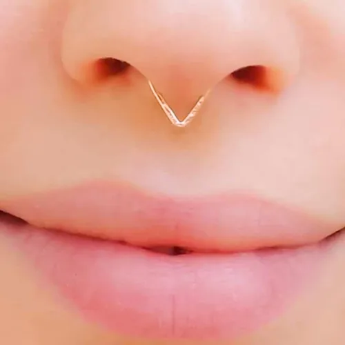Vista 3 de Anillo de tabique chapado en oro rosa con forma de triángulo martillado piercing de nariz calibre 18 tamaño personalizado