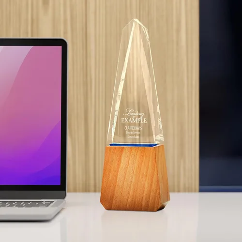 Vista 3 de Baudville Trofeo grabado personalizado, base de madera y cristal acentuado azul, diseño moderno