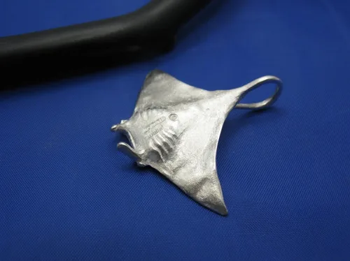 Vista 2 de Large Sized High Polish Sterling Silver Manta Ray Pendant