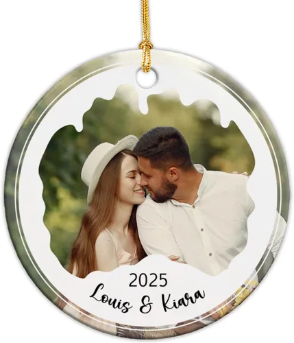 Vista 10 de Adorno de cerámica personalizable con texto en inglés «Our First Christmas Married», adorno de Navidad personalizado para el señor y la señora