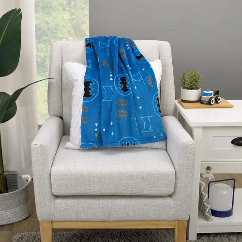 Vista 4 de Warner Brothers - Manta de bebé súper suave con iconos, emblemas y triángulos de Batman, azul, naranja y blanco