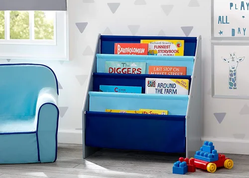 Vista 2 de Estantería para libros y juguetes Delta Children, en color gris/azul y organizador de juguetes Spider Man con contenedores de madera de ingeniería