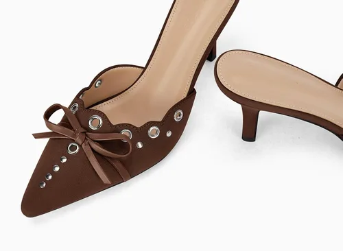 Vista 6 de Coutgo Zapatos de tacón de tacón puntiagudo con pajarita para mujer, con tachuelas, sin espalda, zapatos de tacón de aguja para vestir