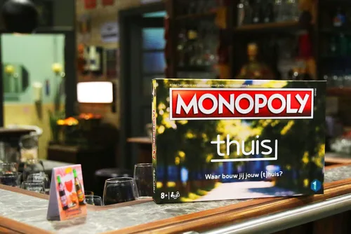 Vista 4 de Monopoly Home (edición limitada), juego de mesa, a partir de 8 años, 2-6 jugadores
