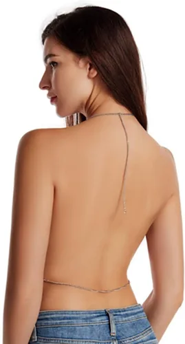 Vista 6 de Kuji - Blusa de lentejuelas metálicas tipo crop top con cuello halter, escote profundo y espalda descubierta, ideal para fiestas