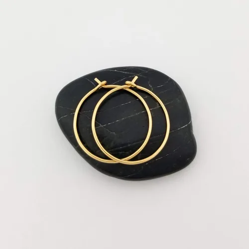 Vista 17 de Aretes de aro finos medianos de oro de 14 quilates para mujer, ligeros, minimalistas, para uso diario, de 1.5 pulgadas