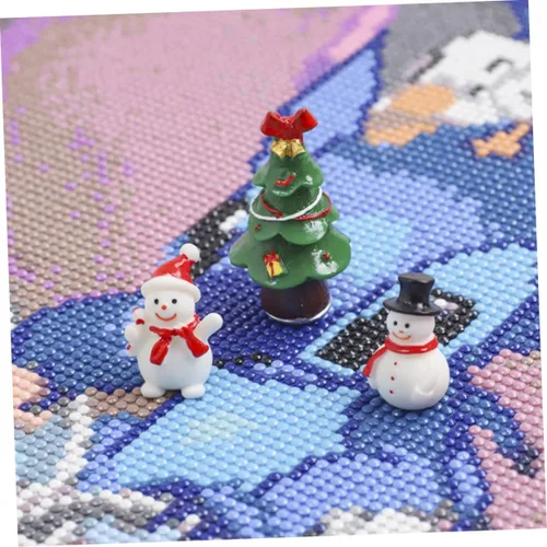 Vista 2 de ARTIBETTER 40 piezas de mini muñecos de nieve estatuas de sombreros negros y rojos de fibra óptica muñeco de nieve decoraciones para fiesta