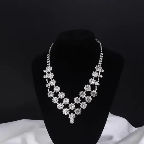 Vista 4 de Wekicici Juego de collar y aretes de diamantes de imitación de flores para novia, gargantilla de cristal brillante, accesorios de boda para mujeres