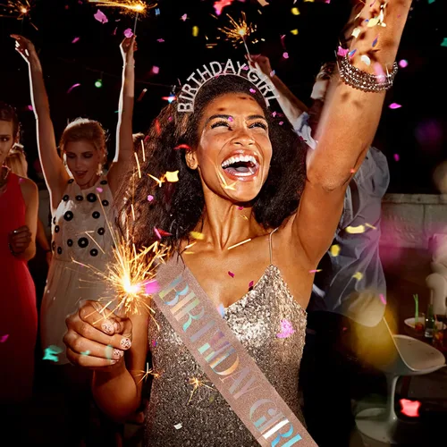 Vista 4 de Coronas de cumpleaños para mujer con banda de feliz cumpleaños para niña, accesorios brillantes de diamantes de imitación, recuerdos de fiesta