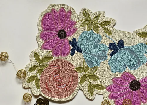 Vista 4 de Camino de mesa hecho a mano con cuentas con diseño de pájaros, multicolor, camino de mesa de primavera para casa de campo, decoración de mesa