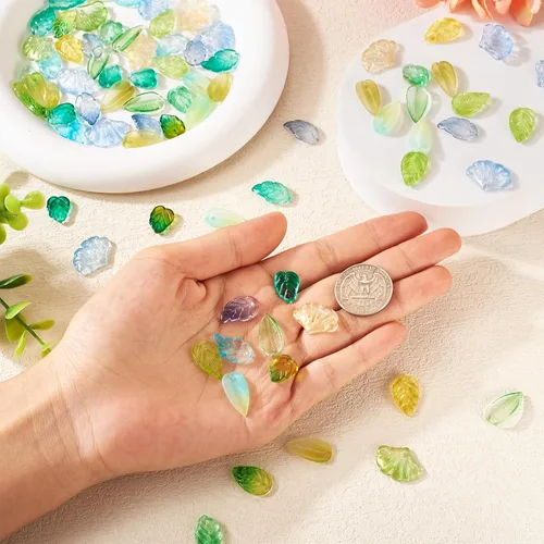 Vista 6 de Pandahall - 150 cuentas de hojas verdes de cristal transparente para árbol de cristal, pequeñas hojas verdes para manualidades, manualidades