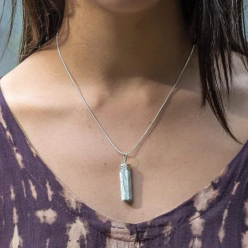 Vista 3 de Ayana - Collar de howlita blanca con cristales – Calma y claridad en un colgante de cristal – Joyería hexagonal de Reiki hecha a mano en cordón