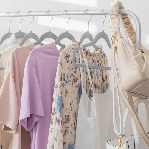 Vista 4 de Casafield 50 perchas de terciopelo gris para trajes, perchas antideslizantes que ahorran espacio