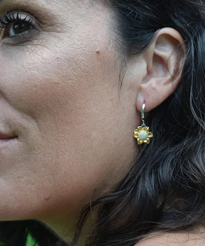 Vista 3 de Regalo de San Valentín - I Love You haci de Simple, Regalo para enamorada o Mujer, joyeria para enamoradas o mujeres - Aretes de Girasol