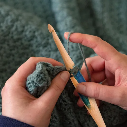 Vista 2 de Ommi - Ganchos de ganchillo con mango ergonómico, hechos a mano, 6.7 pulgadas, madera de haya al vapor y resina azul, aguja de tejer, tejido de hilo
