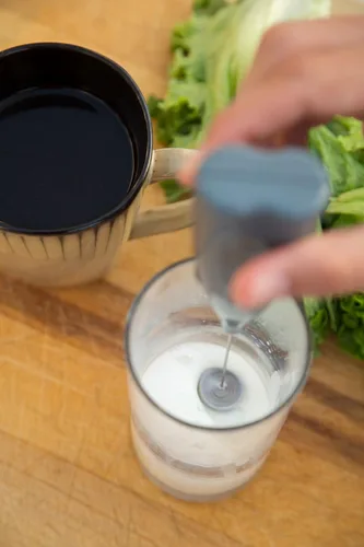 Vista 2 de Zyliss Varita espumadora de leche eléctrica de mano, mezclador de bebidas versátil, espumador para café, capuchinos, lattes o batidos para una