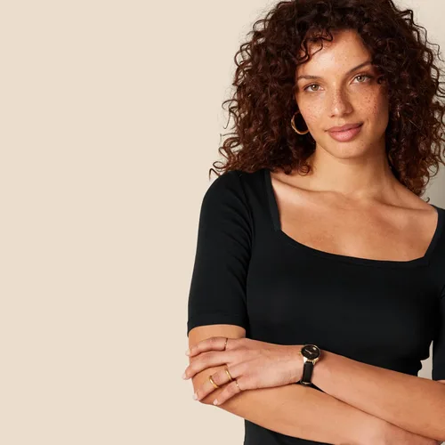 Vista 4 de Tienda Essentials - Camiseta de manga corta y cuello cuadrado para mujer