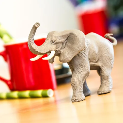 Vista 6 de Safari Ltd. Figura de elefante africano, figura detallada de plástico de 6.25 pulgadas, juguete educativo para niños, niñas y niños a partir de 3