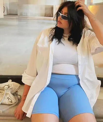 Vista 3 de NEW YOUNG Paquete de 3 pantalones cortos de ciclismo de talla grande con bolsillos para mujer, pantalones de yoga de cintura alta de 8 pulgadas