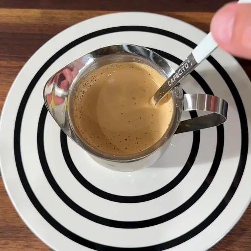 Vista 7 de Kit de iniciación de café cubano - El sistema ritual Cafecito Olla moka de 6 tazas (Cafetera Cubana) con herramientas de espuma, válvula