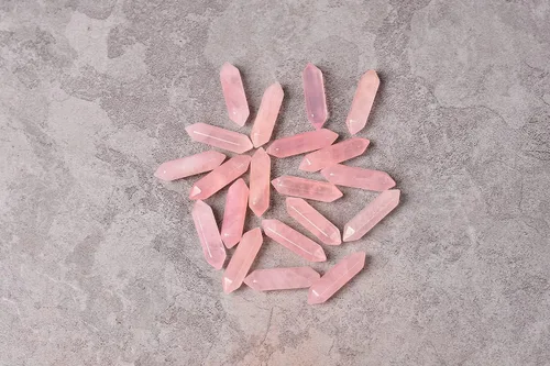 Vista 5 de JIC Gem 20 varitas de cristal de cuarzo rosa, 6 piedras facetadas de Reiki, cristales curativos de cuarzo rosa, puntos de cristales curativos a