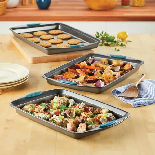 Vista 2 de Rachael Ray Bakeware - Juego de bandejas antiadherentes para galletas, 3 piezas, gris con agarres azul agave