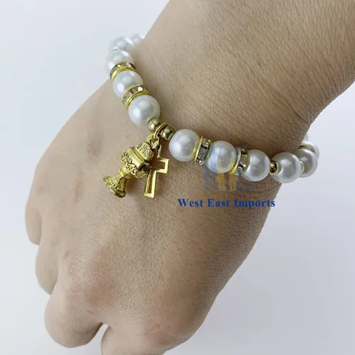 Vista 4 de 12 pulseras de perlas elásticas para la primera comunión con cáliz de metal dorado y dijes de cruzrecuerdos para la primera comunión