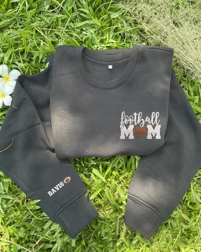 Vista 4 de IZI POD Sudadera bordada personalizada para mamá de fútbol, con nombre de fútbol personalizado en la manga, camiseta de jugador de fútbol, camiseta