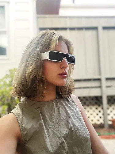 Vista 3 de TYA Gafas de sol pequeñas para mujeres y hombres, futuristas alienígenas, color negro, lentes de sol rectangulares con marco brillante de los años