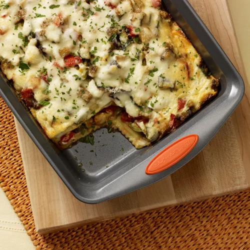 Vista 2 de Rachael Ray Yum-o! - Molde rectangular antiadherente para horno Lovin', 9 x 13 pulgadas, gris con asas naranjas