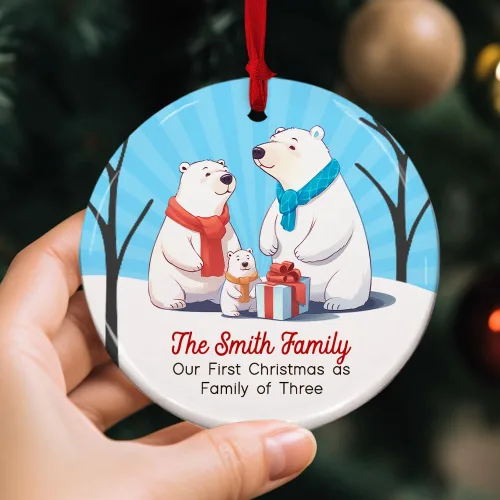 Vista 2 de Adorno personalizado para la primera Navidad como familia de 3 – Adorno de oso de bebé, regalo de recuerdo de vacaciones de invierno para nuevos