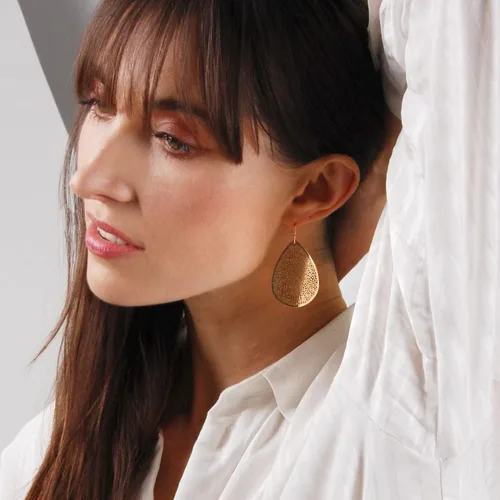 Vista 2 de Humble Chic Aretes colgantes de lágrima para mujer, en tono dorado, rosa o plateado, delicados aretes de filigrana, Metal, No es una piedra preciosa