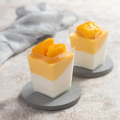 Vista 3 de 50 tazas de postre de 5 onzas con tapas y cucharas, tazas cuadradas de plástico para postres de parfait transparente, mini cuencos para degustación