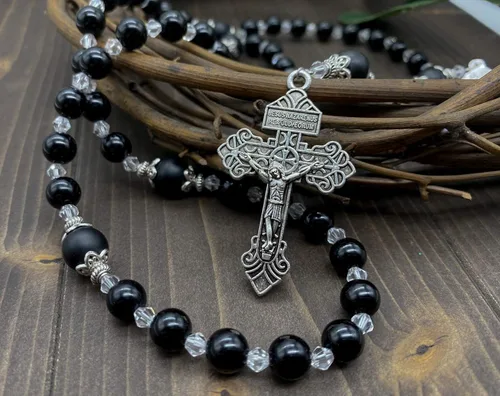 Vista 4 de Nazareth Store Rosario de cuentas de ágata negra de 0315in con forma de rosario anudado mate medalla milagrosa y cruz de perdón 20 pulgadas Piedra
