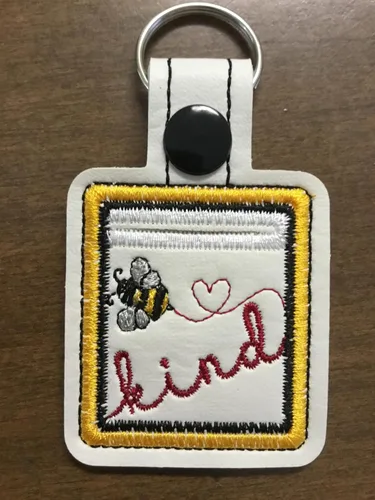 Vista 3 de Llavero bordado de abeja para carrito de compras Aldi, base de vinilo blanco roto- Llavero Aldi - Bee Kind