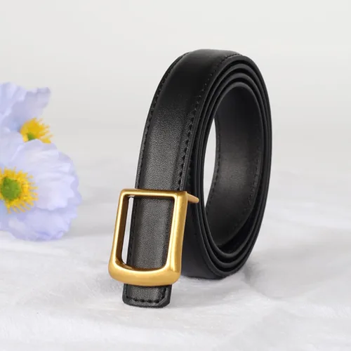 Vista 210 de Cinturón de cuero clásico con hebilla de metal para mujer con vestido de jeans