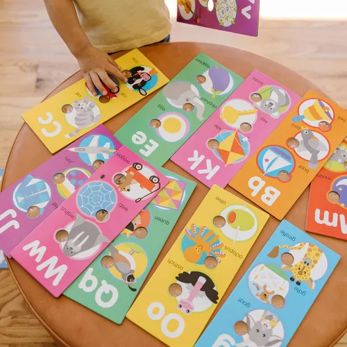 Vista 3 de Melissa & Doug Poke-A-Dot - Tarjetas jumbo de aprendizaje del alfabeto