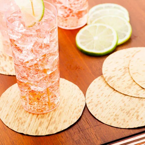 Vista 3 de Restaurantware Posavasos de bambú de 3 pulgadas, 200 posavasos de madera desechables, posavasos de mesa de bambú seguros y sostenibles