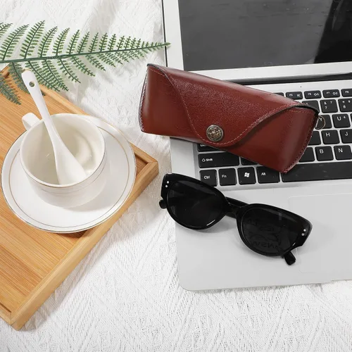 Vista 6 de Funda de cuero para lentes, delgada funda de cuero portátil para lentes de sol, ajuste universal, protección de carcasa dura, color marrón
