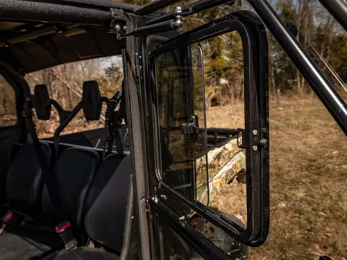 Vista 5 de SuperATV Yamaha Viking - Cerramiento de cabina con puertas, ver ajuste, hecho de policarbonato ligeramente teñido resistente a las rayaduras