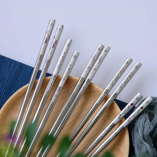 Vista 6 de Juego de palillos y cucharas reutilizables, juego de cuchara y palillos coreanos de acero inoxidable de mango largo, palitos de metal aptos
