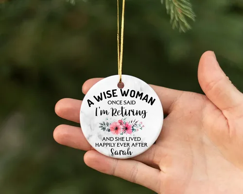 Vista 2 de Prezzy Adornos de Navidad de jubilación 2023 A Wise Woman Once Said I'm Retiring, adorno personalizado para árbol de Navidad, decoración colgante
