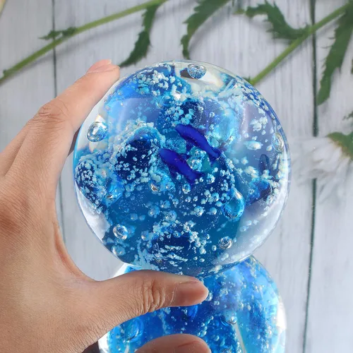 Vista 4 de Figura de bola de océano de vidrio artística pisapapeles soplado a mano pescado y coral mesa de oficina Fengshui Decoración 3.14 pulgadas (azul)
