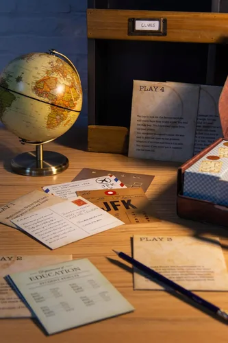 Vista 4 de Fizz Creations Resuelve el caso – Juego de Escape Room 3D en una maleta portátil con 5 juegos únicos, cartas de pistas y rompecabezas 3D – Noche