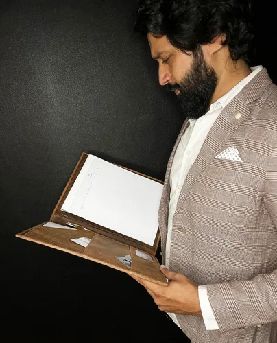 Vista 6 de Portafolios para negocios de piel hecho a mano por Rustic Town. Organizador profesional para hombres y mujeres. Portafolios de piel durable con 3 +