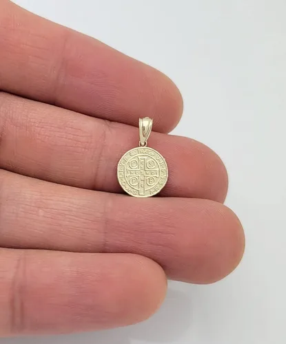 Vista 4 de Colgante de oro amarillo de 10 quilates con medalla de San Benito de Nursia, pequeño, Oro amarillo, Sin piedra