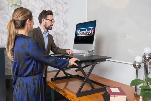Vista 5 de Rocelco - Convertidor de escritorio para trabajar de pie con altura ajustable de 32 pulgadas - Estación de trabajo para computadora sentada o de pie