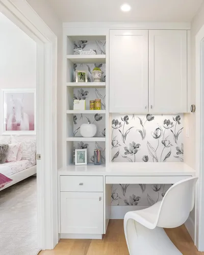 Vista 4 de NextWall Tulip Toss - Papel tapiz floral para despegar y pegar